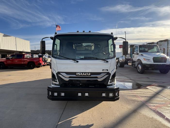 2025 Isuzu NRR-8