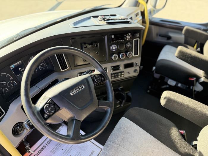 2021 Freightliner Cascadia-21