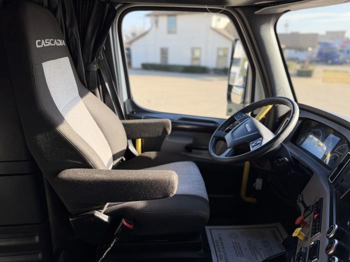2021 Freightliner Cascadia-25