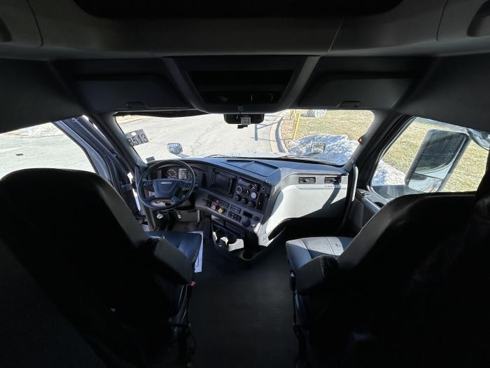 2021 Freightliner Cascadia-8