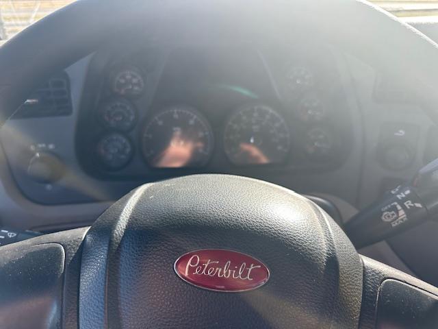 2021 Peterbilt 579-8