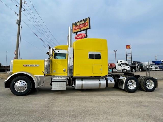 2021 Peterbilt 389-3