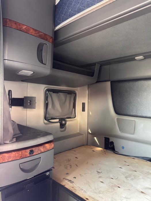 2022 International LT625-16