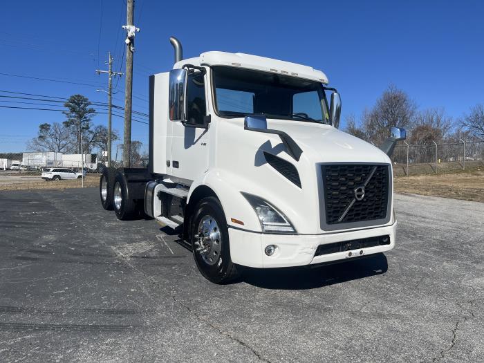 2020 Volvo VNL64T300-3