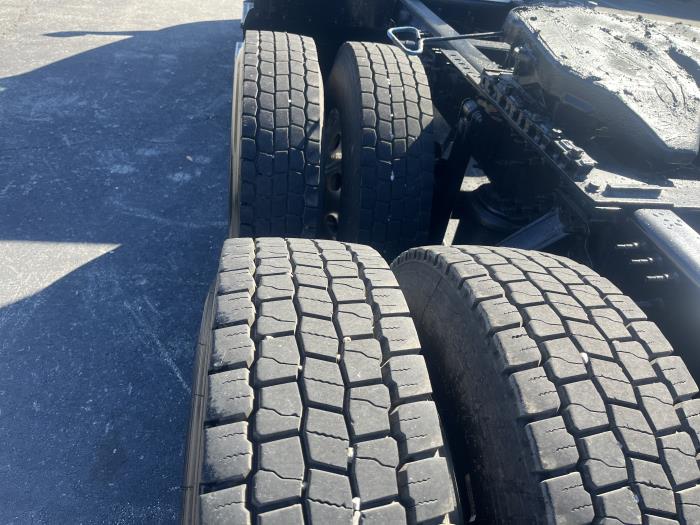 2020 Volvo VNL64T300-7