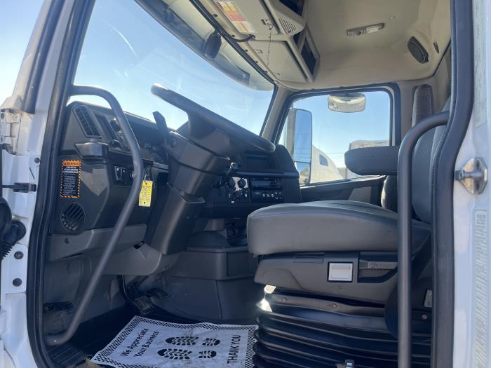 2020 Volvo VNL64T300-11