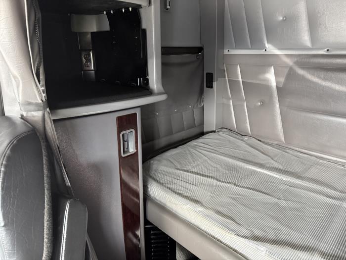 2024 Peterbilt 389-11