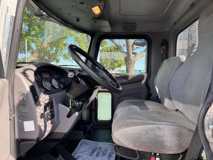 2020 Peterbilt 330-11