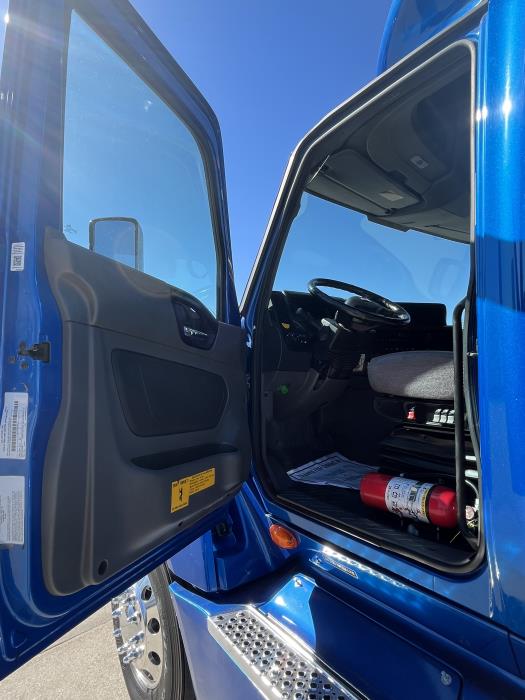 2022 International LT625-8