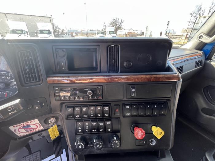 2022 International LT625-16