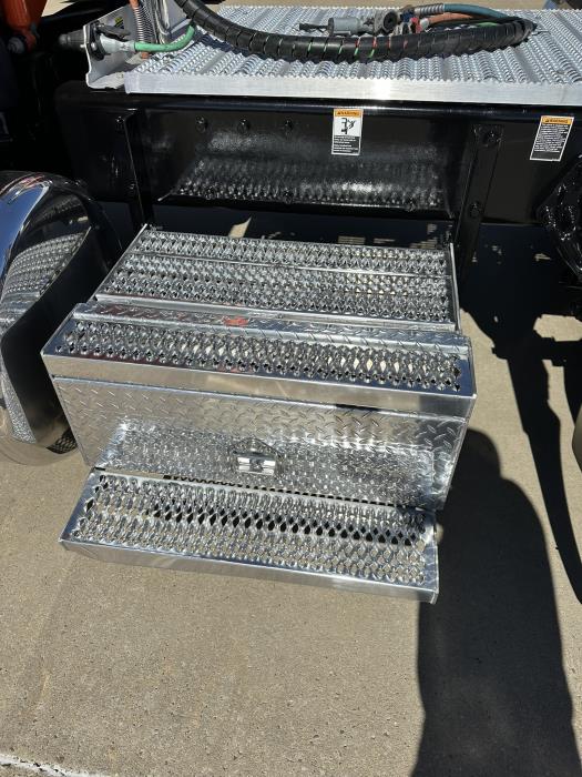 2024 Peterbilt 389-17