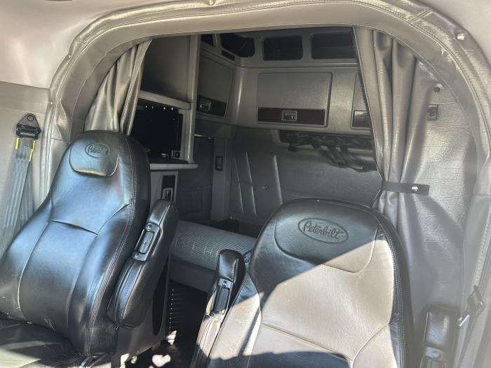 2023 Peterbilt 389-8