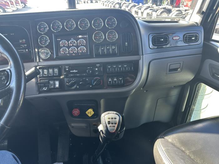 2023 Peterbilt 389-7