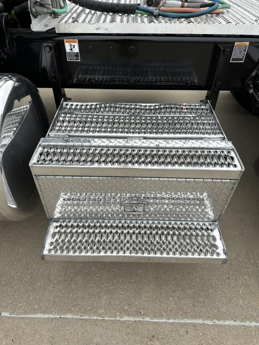 2024 Peterbilt 389-17