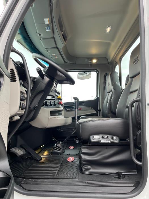 2027 Peterbilt - image 21