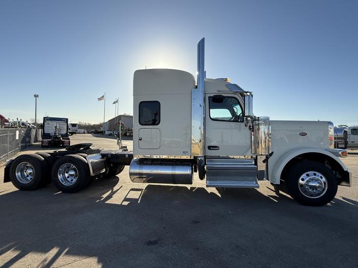 2027 Peterbilt 589-10