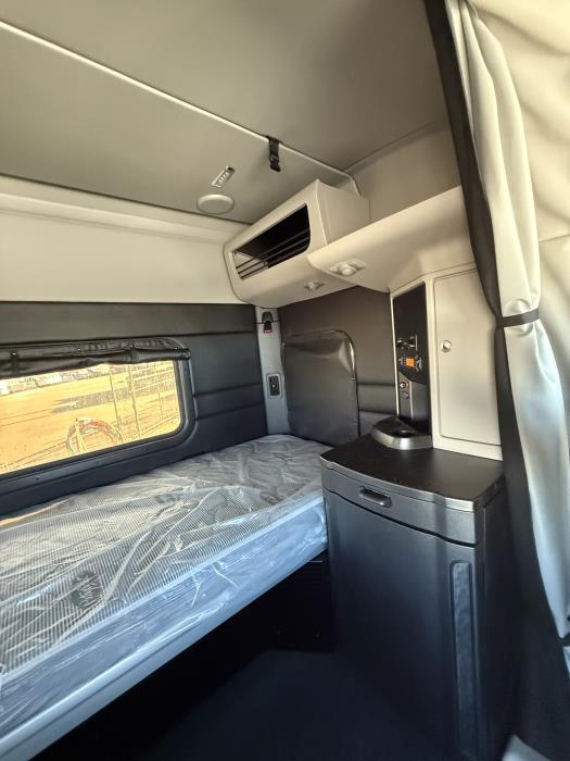 2027 Peterbilt 589-27