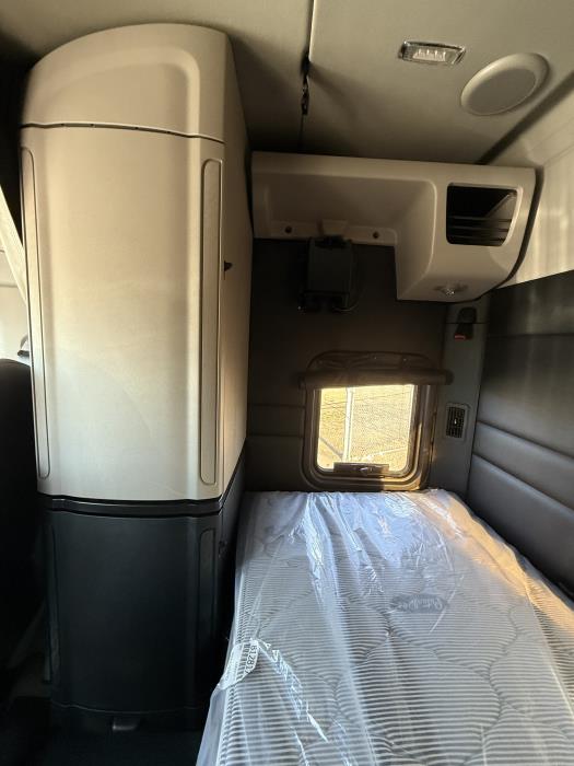 2027 Peterbilt 589-28