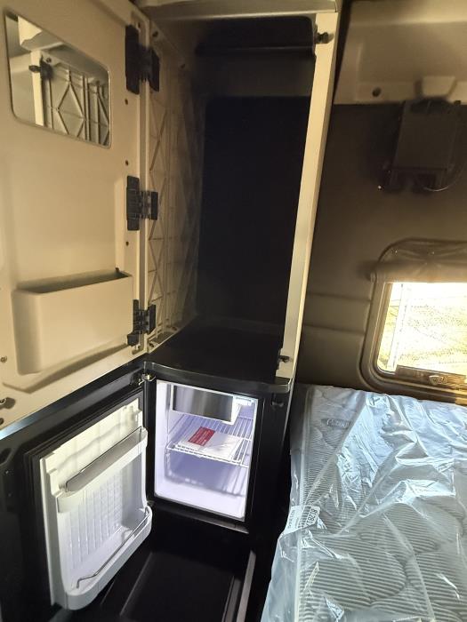 2027 Peterbilt 589-30