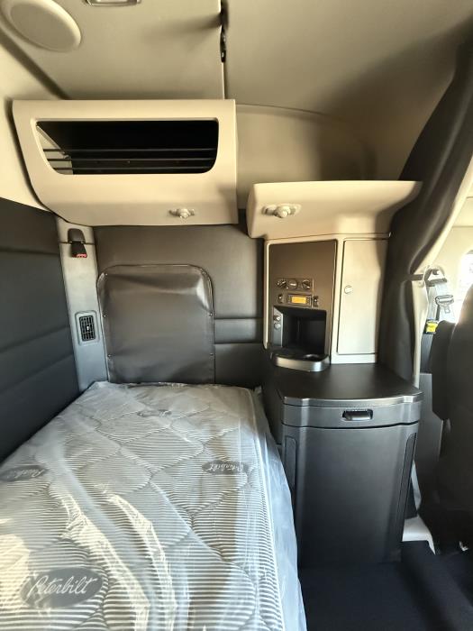 2027 Peterbilt 589-33