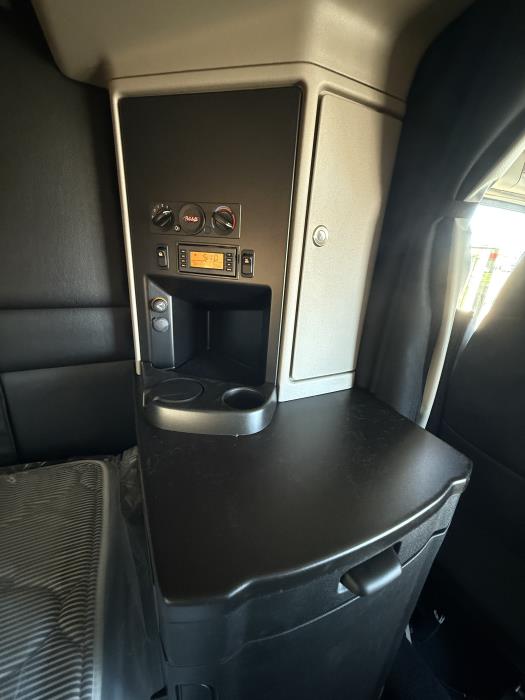 2027 Peterbilt 589-35