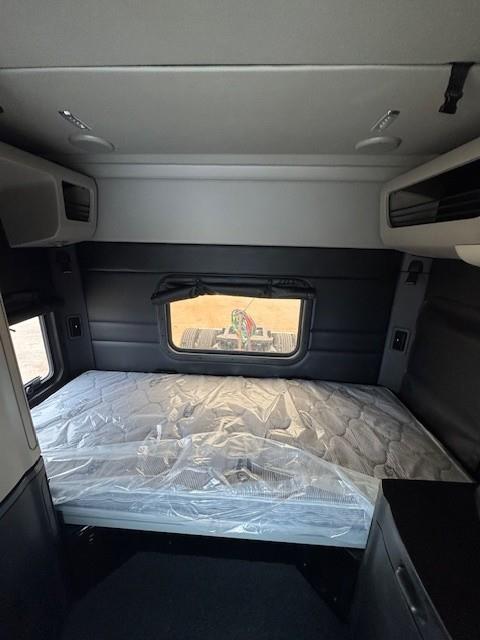 2027 Peterbilt 589-21