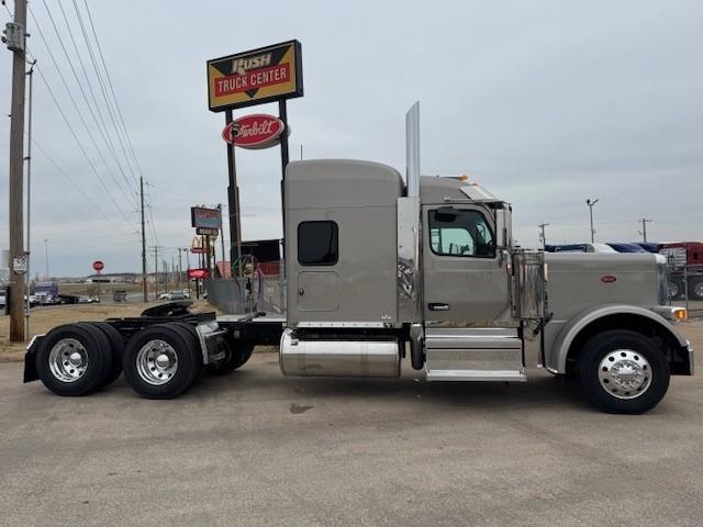 2027 Peterbilt 589-30