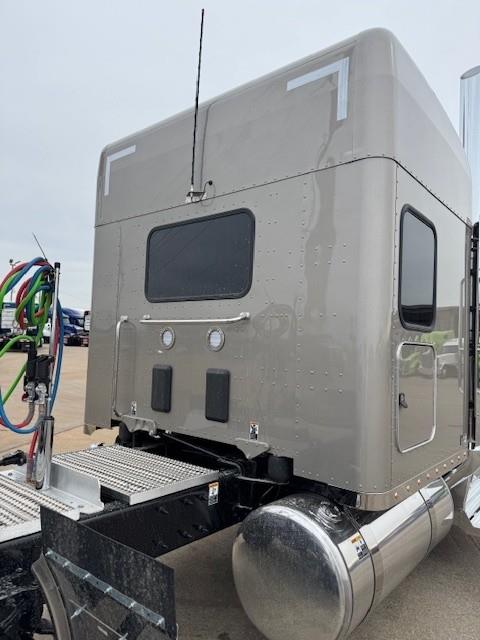 2027 Peterbilt 589-31