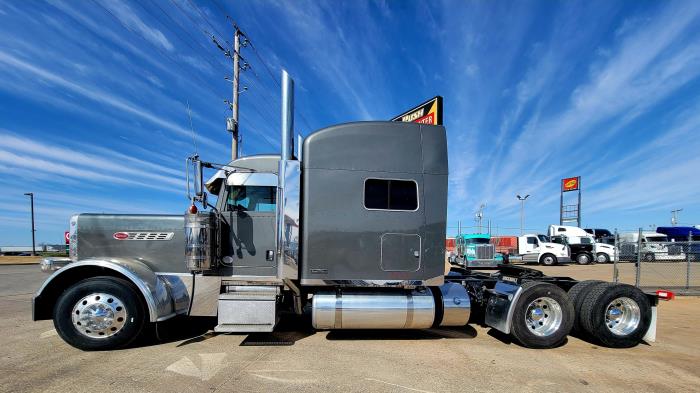 2021 Peterbilt 389-3