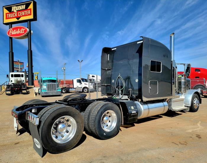 2021 Peterbilt 389-8