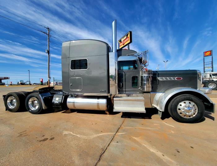 2021 Peterbilt 389-4