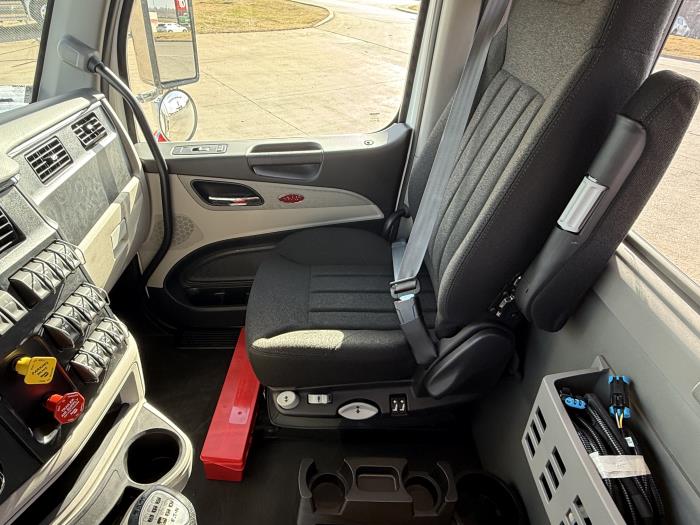 2027 Peterbilt - image 27