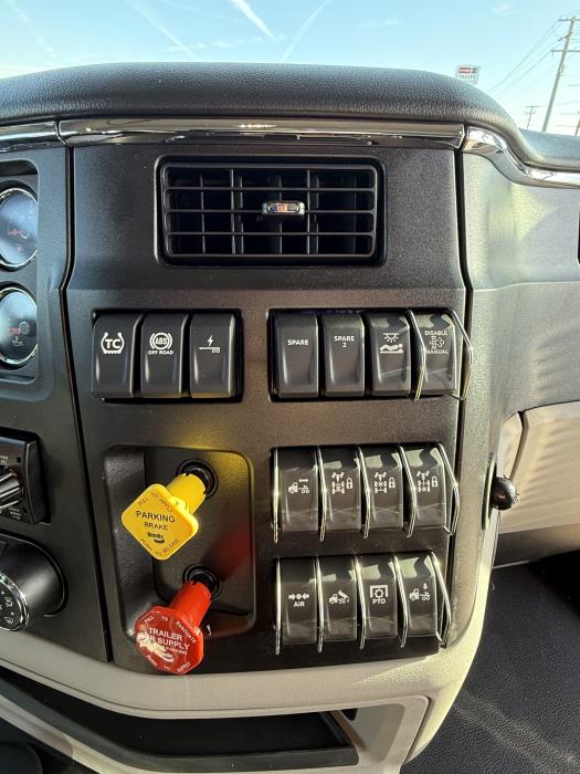 2027 Peterbilt - image 24