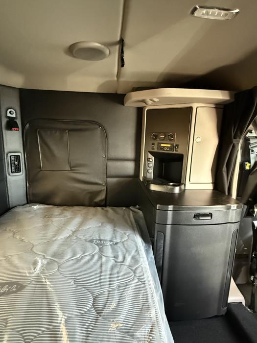 2027 Peterbilt - image 29