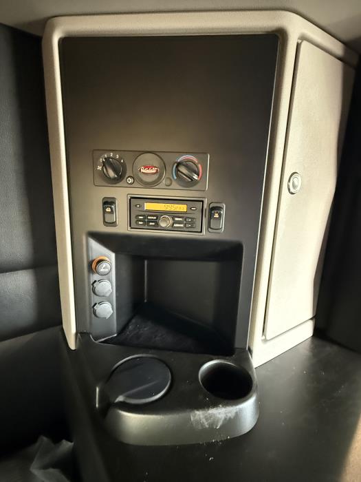 2027 Peterbilt - image 30