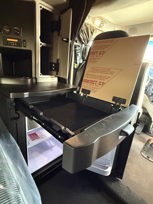 2027 Peterbilt - image 33