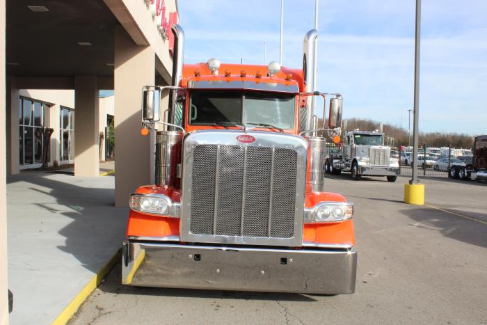 2023 Peterbilt 389-2