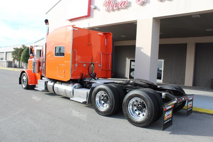 2023 Peterbilt 389-4