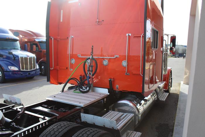 2023 Peterbilt 389-6