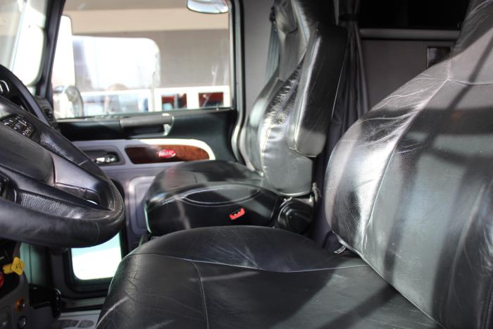 2023 Peterbilt 389-9