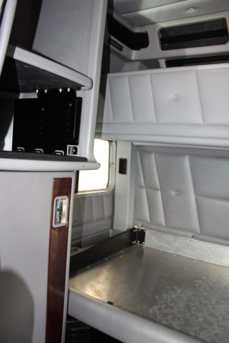 2023 Peterbilt 389-13