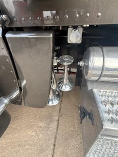 2023 Peterbilt 389-5