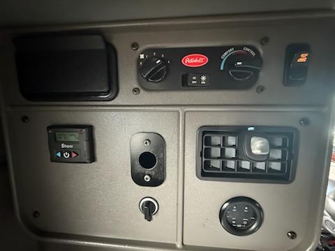 2023 Peterbilt 389-8