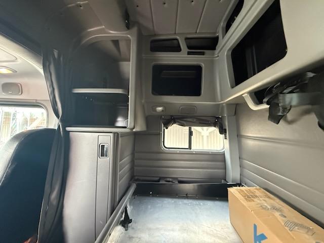 2023 Peterbilt 389-9