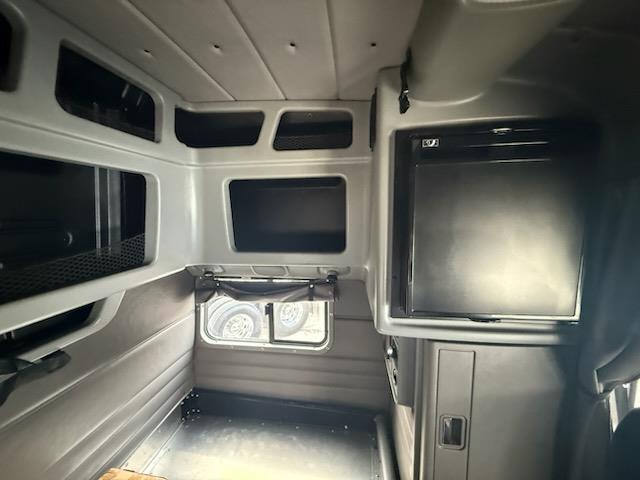 2023 Peterbilt 389-10