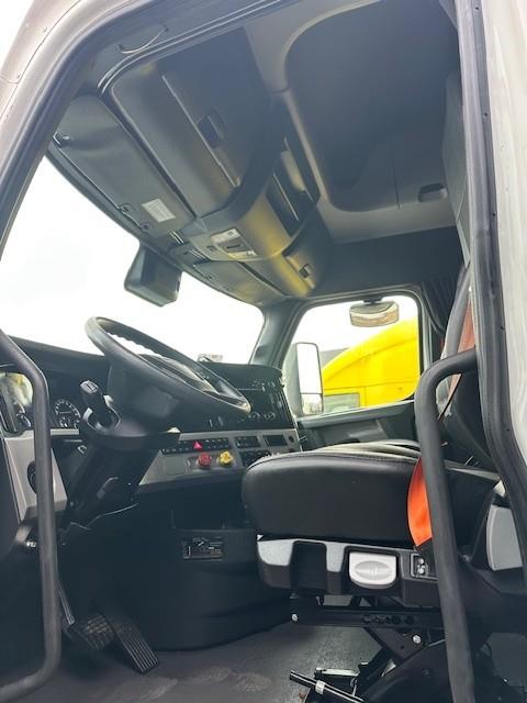 2023 Freightliner Cascadia-2