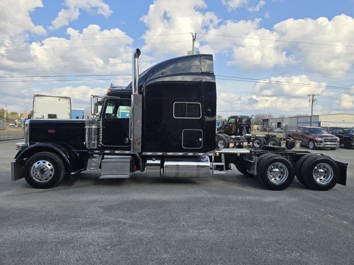 2023 Peterbilt 389-2