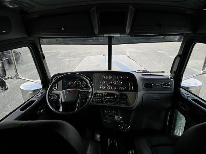 2023 Peterbilt 389-16