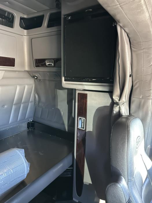 2024 Peterbilt 389-12