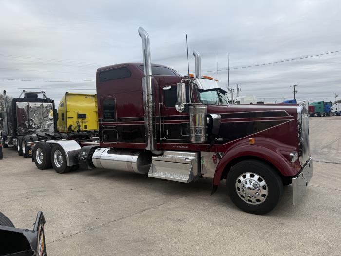 2024 Kenworth W900-3